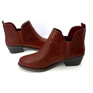 Women's Western-Style Ankle Boots in Burgundy